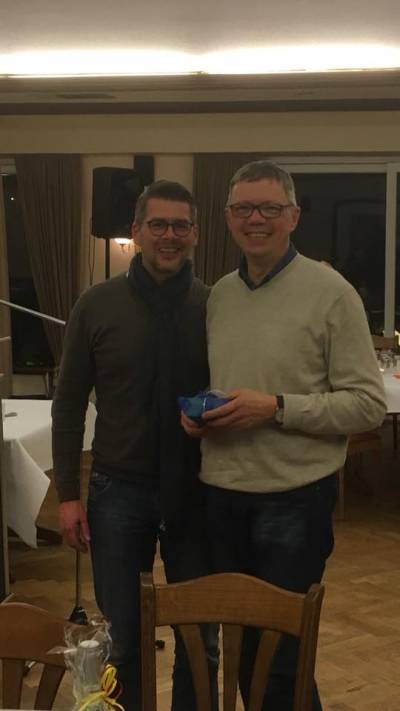 Auch die Fraktion bedankt sich bei Norbert mit einem Prsent.