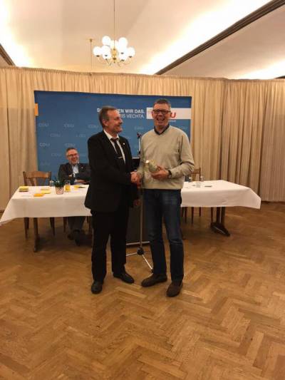 Generalversammlung 2017 - Dr. Wolfgang Krug bedankt sich bei Norbert mit einem fränkischen Tropfen.